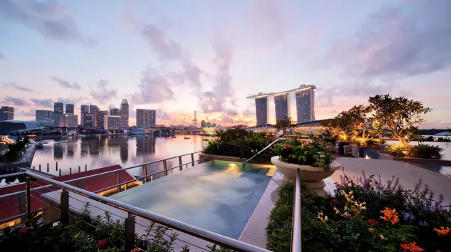 the-fullerton-bay-hotel-singapore-rooftop-pool.jpg