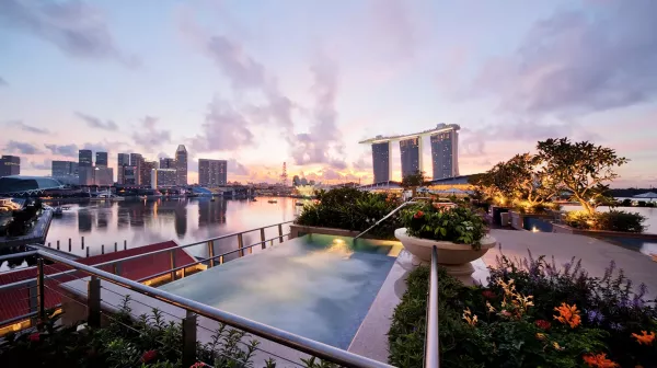 the-fullerton-bay-hotel-singapore-rooftop-pool.jpg