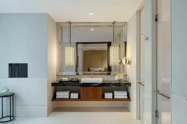 grand-deluxe-room-bath.jpg