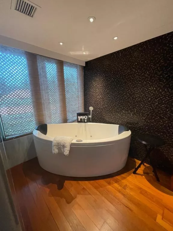 IMPERIAL SUITE SOFITEL BATHROOM.jpg