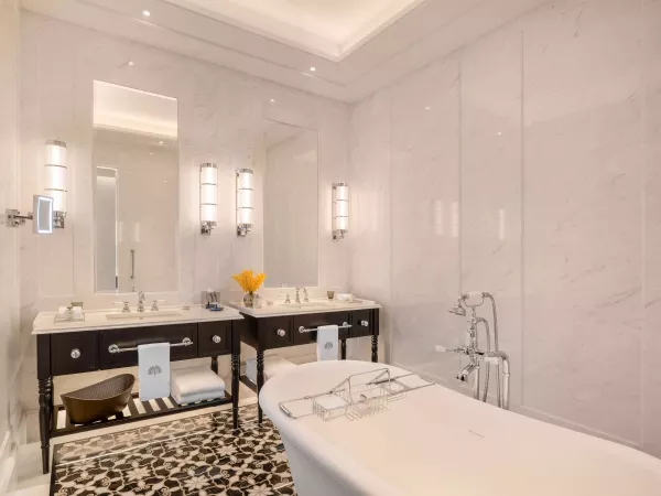 COURTYARD SUITE BATHROOM.jpg