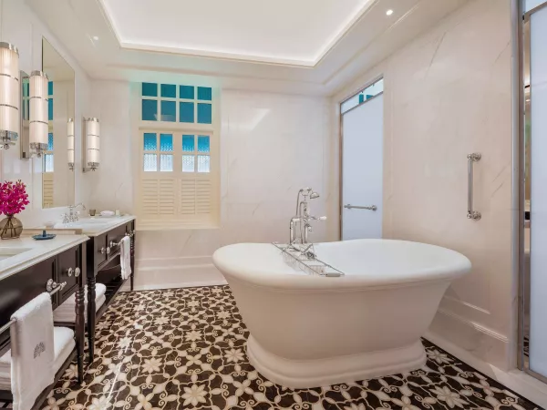 PALM COURT SUITE BATHTUBE.jpg