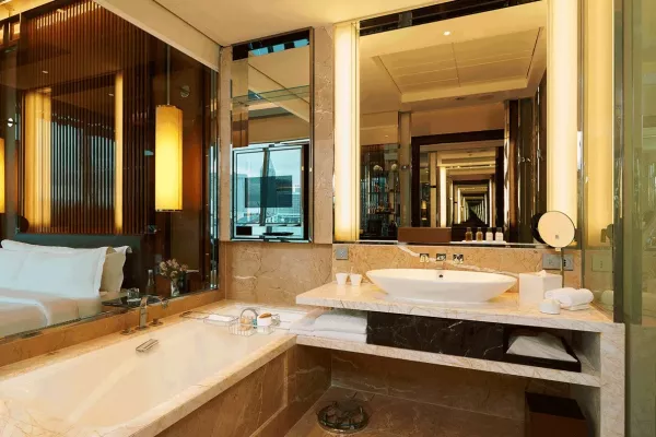 DELUXE ROOM BATHROOM FULLERTON BAY.jpg