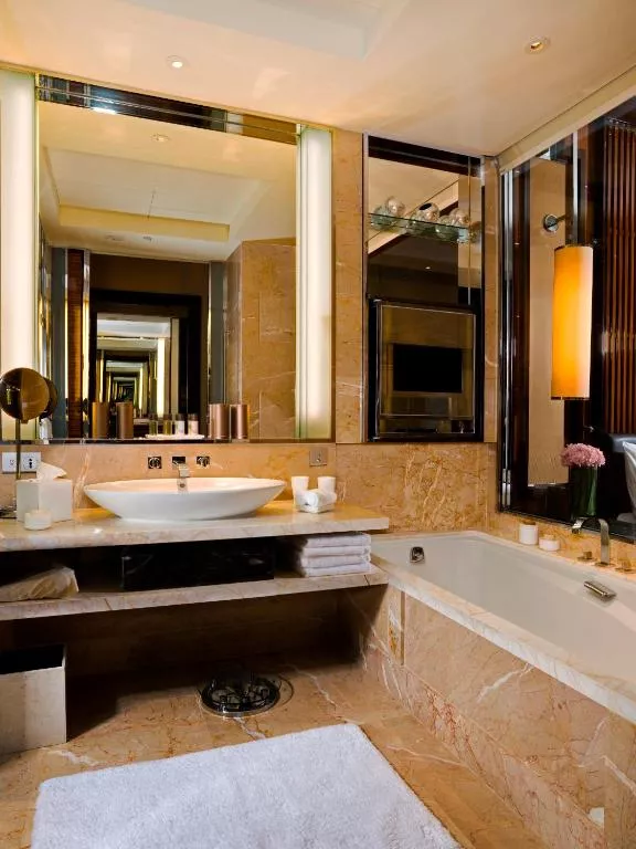 SUITE BATHROOM FULLERTON BAY.jpg