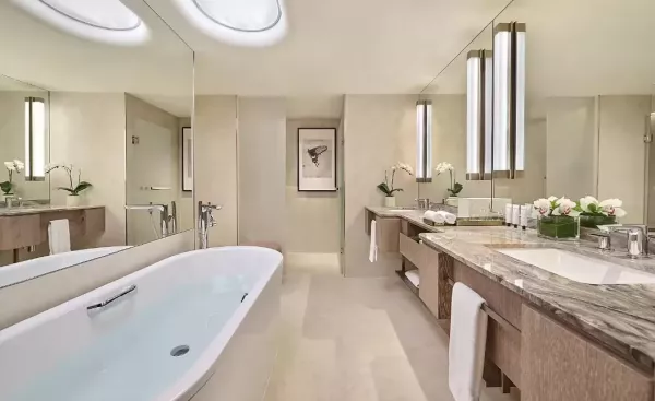 PREMIER MARINA BAY SUITE BATHROOM MO.jpg