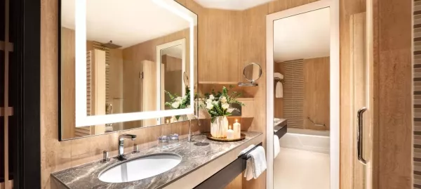 URBAN DELUXE ROOM BATHROOM PARL ROYAL COLLECTION MARINA BAY.jpg