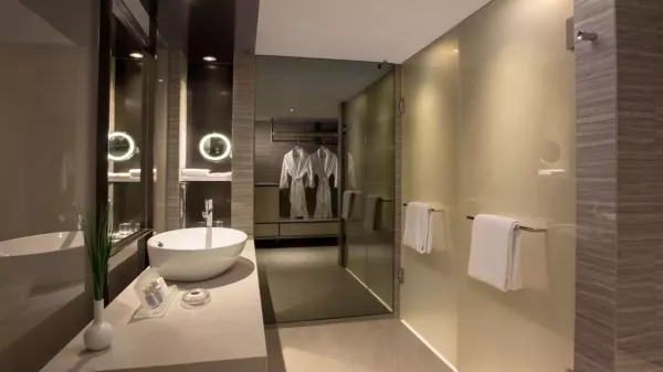 rooms-deluxe-room-CARLTON BATHROOM.jpg