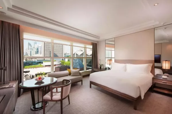 DELUXE ROOM KING CONRAD 1.jpg