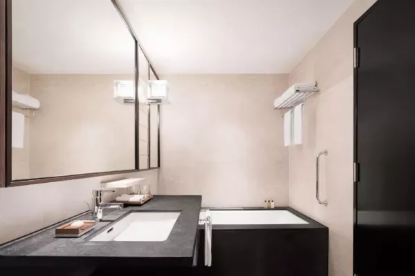 TOWER WING DELUXE BATHROOM 1.jpg